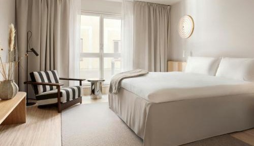 Deluxe King Room with Club Lounge Access