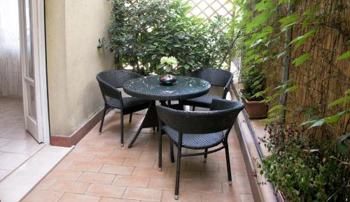 Studio with Private Patio - Ground Floor