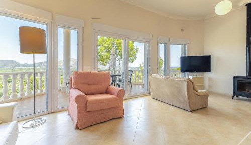 Three-Bedroom Holiday Home 