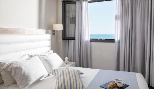Deluxe One-Bedroom Suite with Sea View