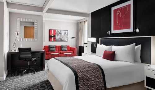 Junior King Suite with Bath Tub - Mobility Accessible