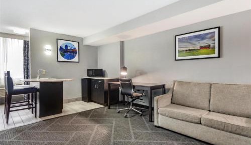 Executive Queen Room with Sofa Bed - Poolside