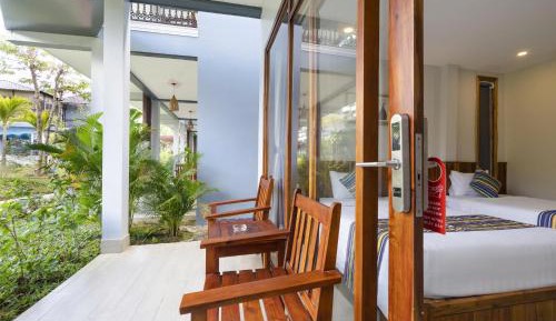 Deluxe Room (2 Adults + 1 Child)