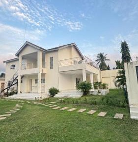 Villa with Garden View