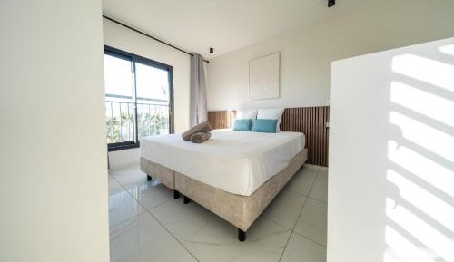 Deluxe One-Bedroom Apartment with Ocean View