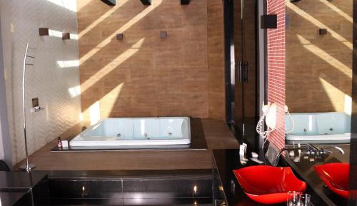 Deluxe Suite with Spa Bath