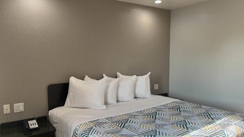 King Room with Roll-in Shower - Disability Access - Non-Smoking