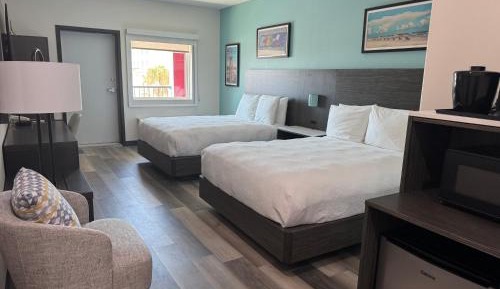 Quadruple Room with Two Queen Beds and Tub - Disability Access/Non Smoking