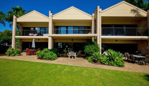 Three-Bedroom Apartment with Lake View