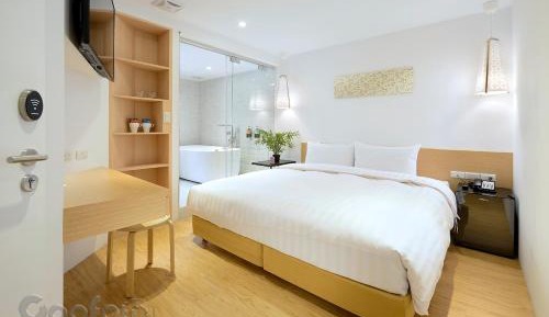 Deluxe Queen Room with Bathtub