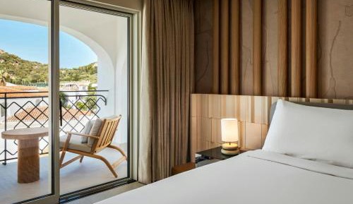 Premier King Room with Balcony and Pool View - Accessible