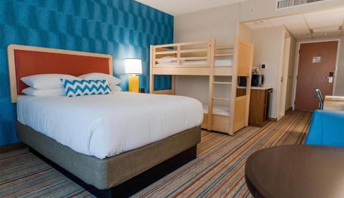 Queen Room with Bunk Bed - Mobility Access/Non-Smoking