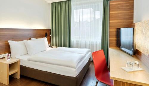 Queen Double Guest Room with Courtyard View