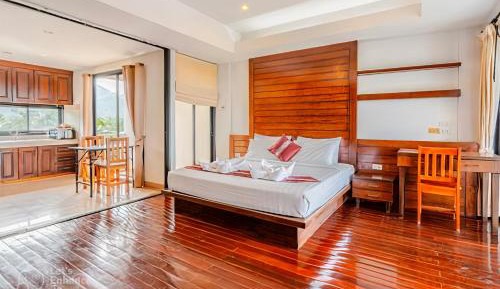 One-Bedroom Apartment with Balcony