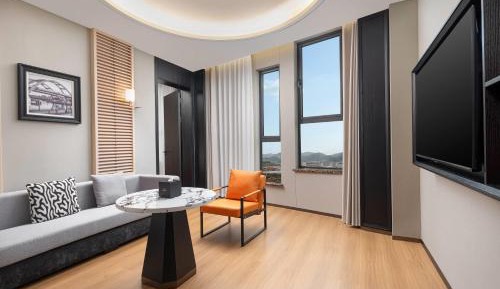 Deluxe King Suite - Non-Smoking