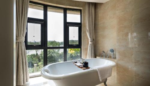 Deluxe King Suite with Lounge Access