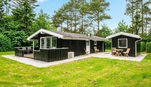 Three-Bedroom Holiday Home 