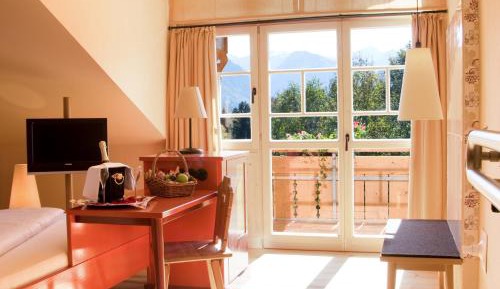 Double Room with Bath, Mountain View & Balcony