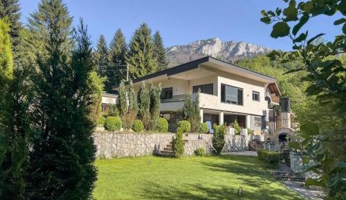 Villa with Garden View