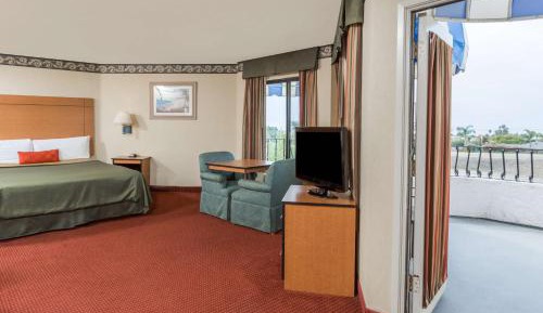 King Suite with Ocean View - Non-Smoking