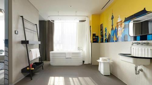 Locomix Suite room – Mountain View