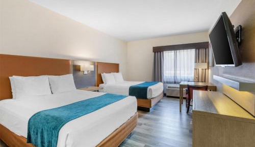 Queen Room with Two Queen Beds and Mobility Accessible Tub