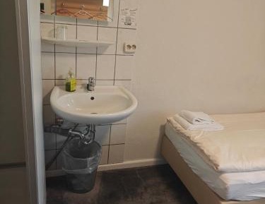 Single Room - private shower / shared toilet
