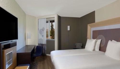 Standard Twin Room with City View