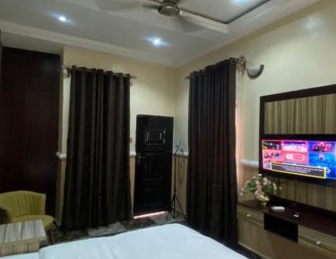 Deluxe Two-Bedroom Apartment with Garden View