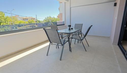 Deluxe One-Bedroom Apartment with Harbor View