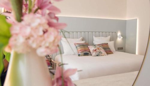 Deluxe Queen Room with Balcony