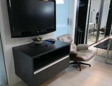 Deluxe One-Bedroom Apartment