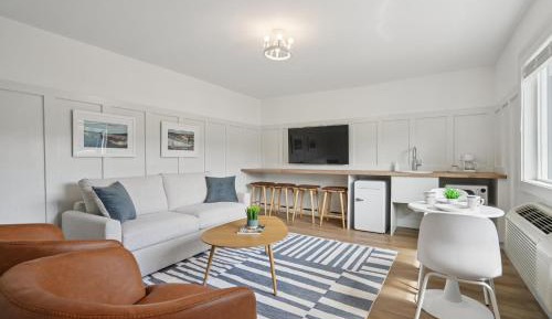 One-Bedroom Apartment with Lake View