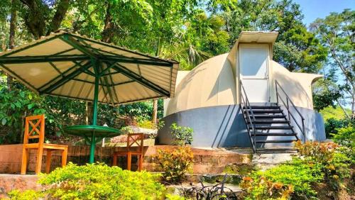Deluxe Double Room (2 Adults + 1 Child)