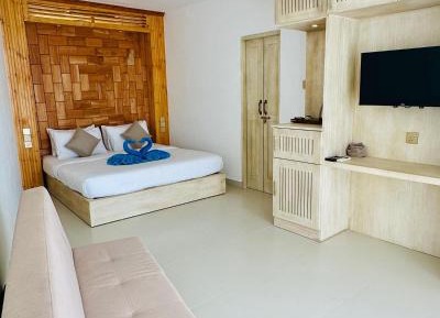 Deluxe Suite with Partial Seaview 