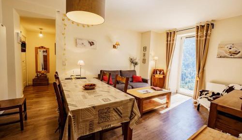 Two-Bedroom Apartment with Mountain View