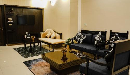 Large Two-Bedroom Apartment with One King Bed and Two Single Beds - Balcony/Smoking