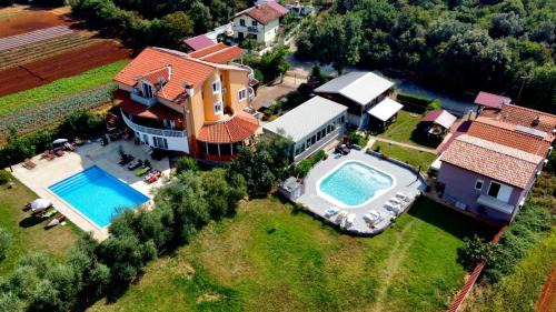 Apartment with Pool View 