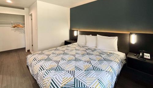 King Room with Roll-in Shower - Disability Access - smoking