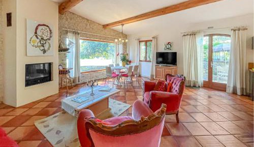 Three-Bedroom Holiday Home 