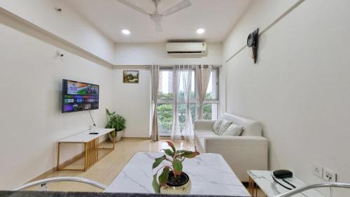 One-Bedroom Apartment with Balcony and City View