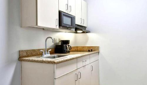 3 Full Beds with Kitchenette Non-Smoking