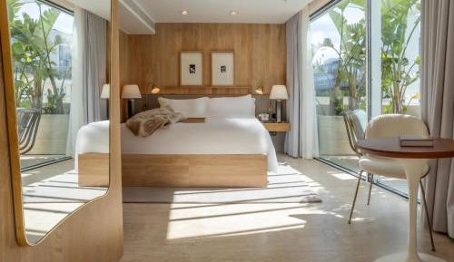 Contemporary Suite with Balcony