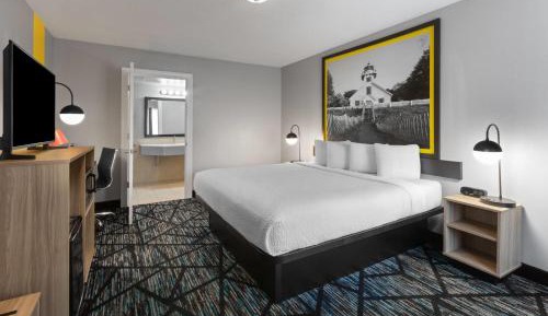 King Room with Roll-in Shower - Mobility Access/Non-Smoking