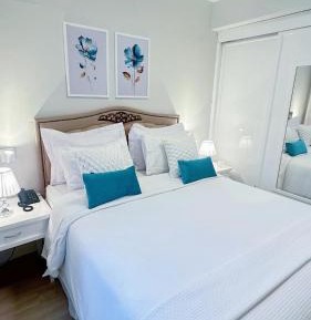 Deluxe Queen Suite