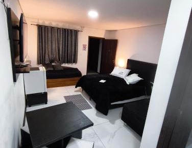 Deluxe Queen Suite