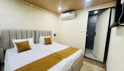 Deluxe Double Room (2 Adults + 1 Child)