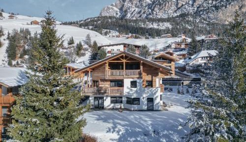 Apartment with Mountain View