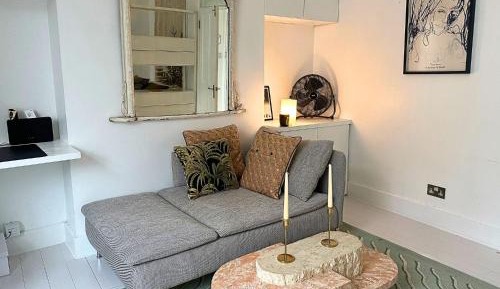 Studio Apartment with One Double Bed