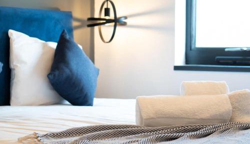 Deluxe One-Bedroom Apartment